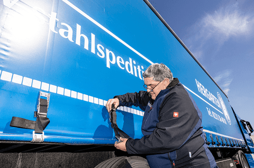 Arbeiten an einem blauen LKW-Auflieger