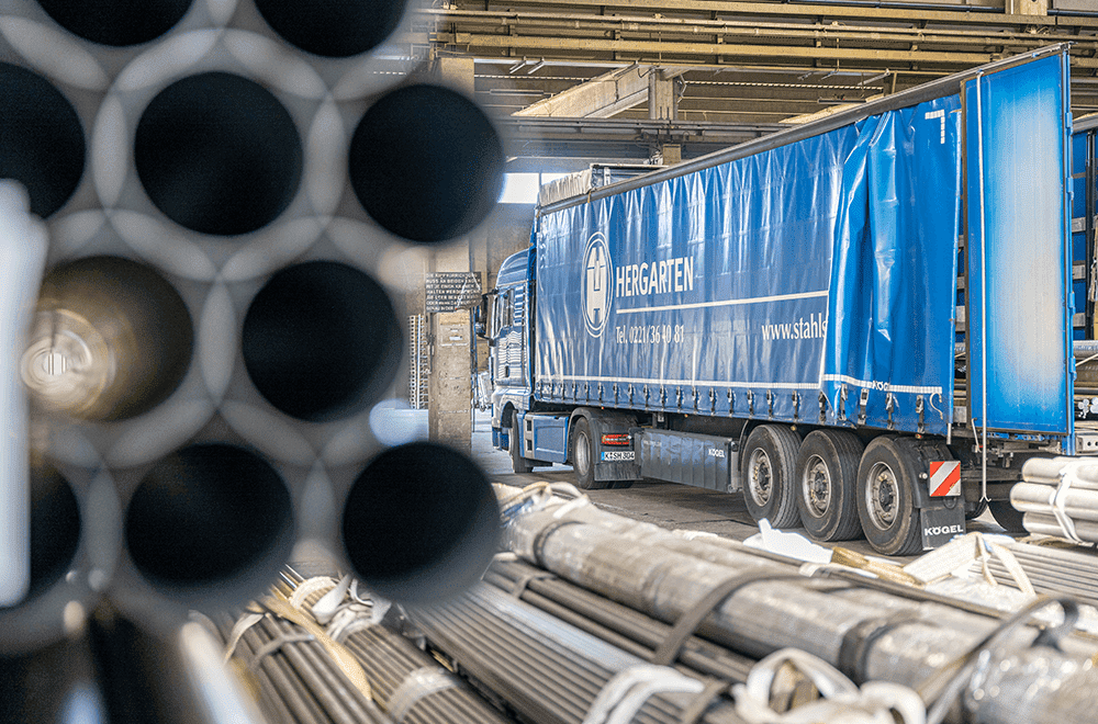 Blauer Hergarten LKW in einer Industriehalle