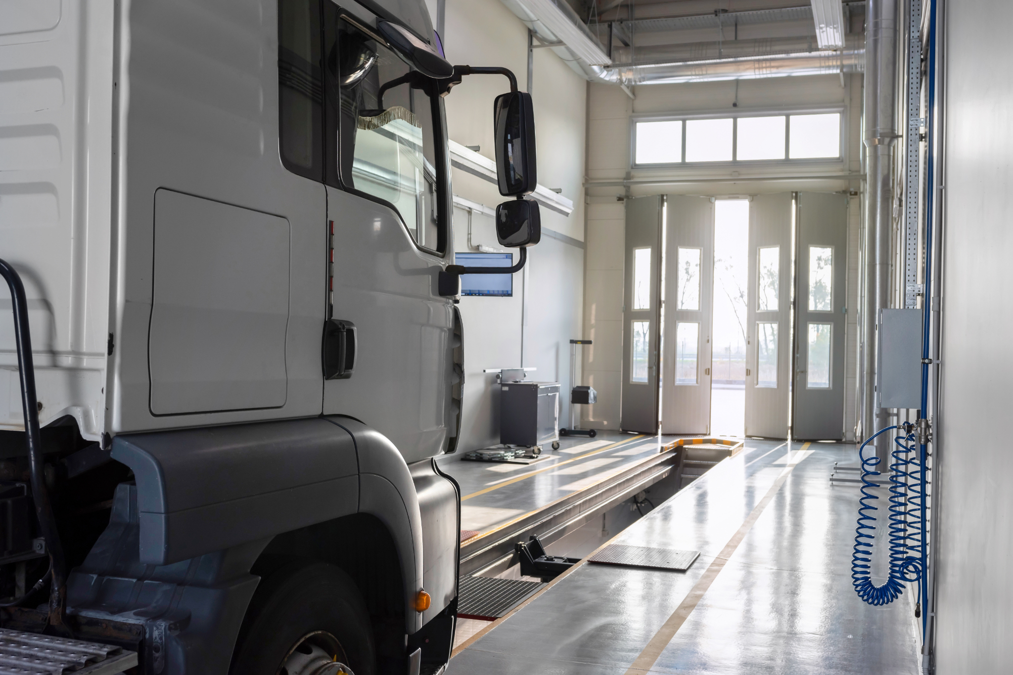 Moderne LKW-Werkstatthalle